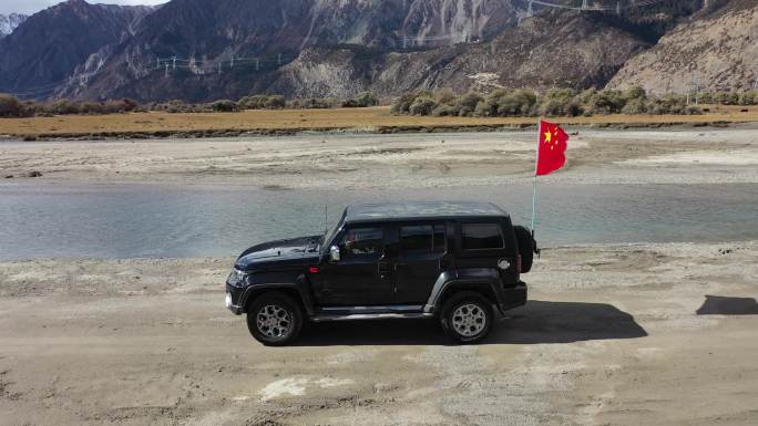 西藏河滩里越野的BJ40