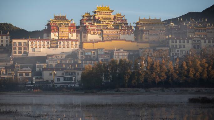 云南香格里拉松赞林寺景区日出延时