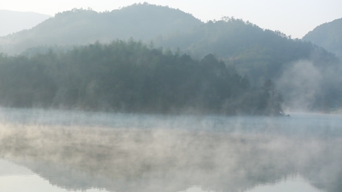 冬天湖面水面水汽雾气弥漫原素材