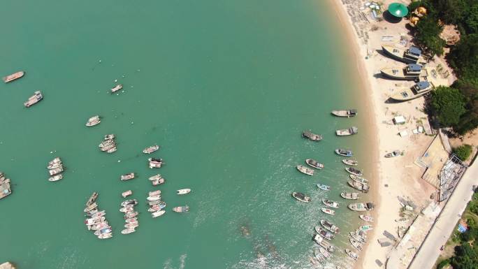 航拍蓝色海洋沙滩游船湄洲岛