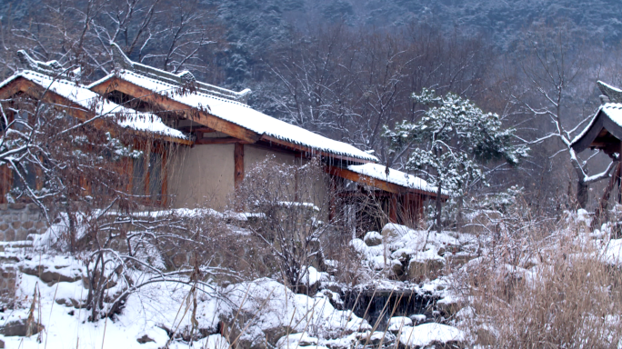 冬季禅意风景雪庵与大山