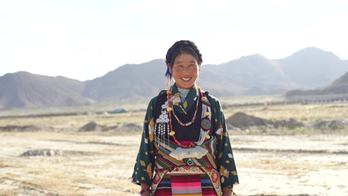 藏族藏区高原雪域妇女儿童快乐笑脸幸福藏民