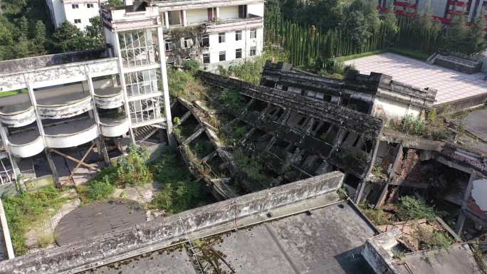 航拍四川汶川地震遗址中的废墟建筑