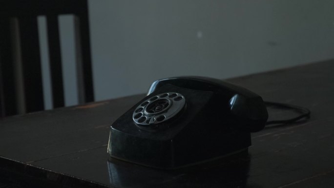 上世纪老式电话-接听电话
