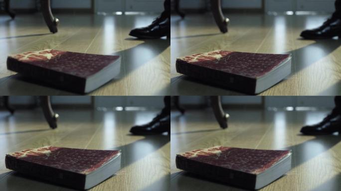 一本书重重掉在地上视频