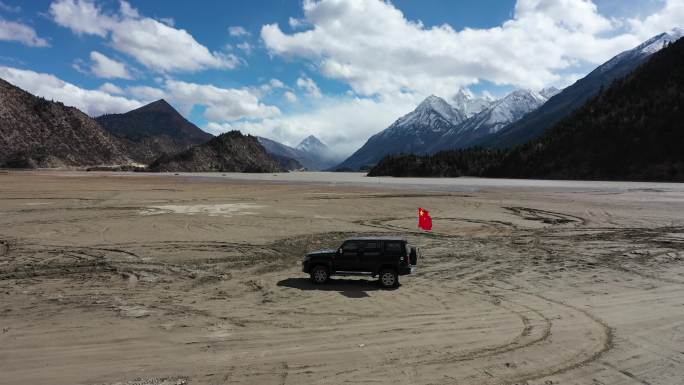 318西藏然乌湖河滩越野车