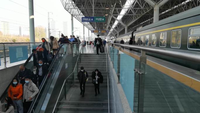 宜昌东站火车站绿皮火车旅客出站地下通道
