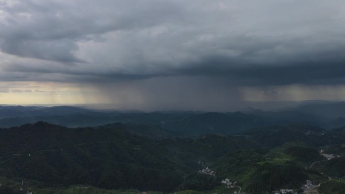 下雨前航拍云团