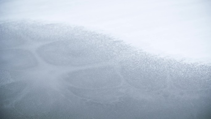 雪花飘落在冰面 刚结冰的水面 薄冰