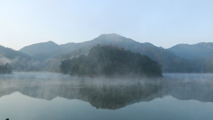 冬天湖面水面水汽雾气弥漫原素材