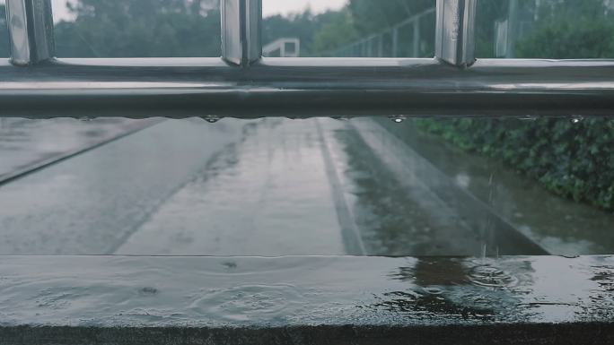 4K高清雨天雨水特写