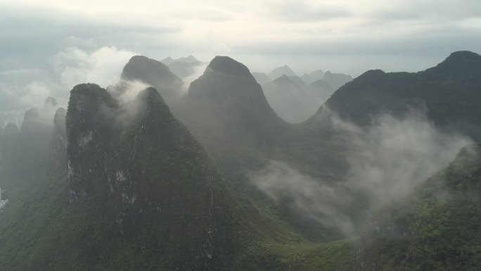 桂林喀斯特地貌山峰云雾