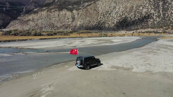 西藏然乌湖河滩里的越野车