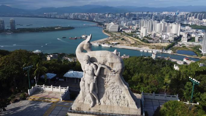 海南三亚鹿回头雕像和三亚港口凤凰岛远眺