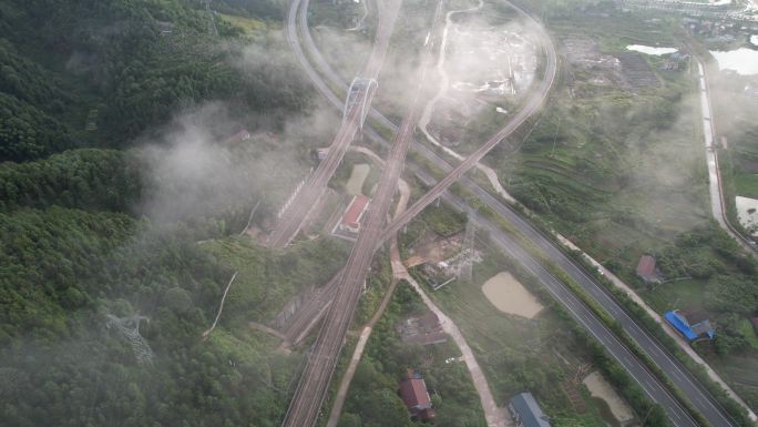 云层之下铁路与公路的交汇