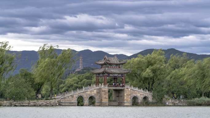 北京颐和园练桥与玉泉塔流云延时摄影