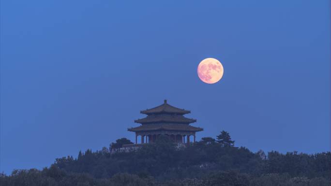 北京景山万春亭月升亮灯