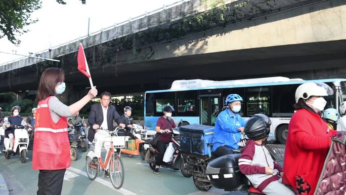 路口 指挥交通 小红旗 红马甲