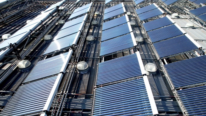 航拍屋顶太阳能热水器