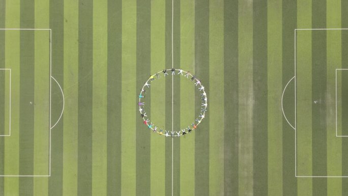 无人机群体造型拍摄足球场人体造型高空拍摄