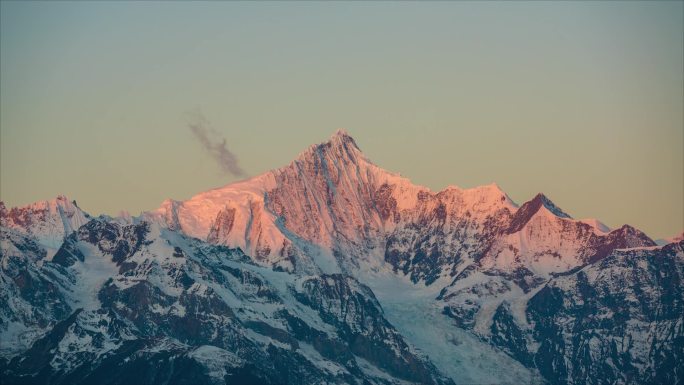 梅里雪山日照金山