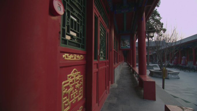 北京名胜恭王府宅邸 在走廊行走