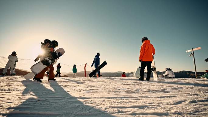 山顶逆光滑雪