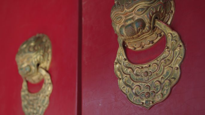 北京名胜恭王府宅邸 门上的铜狮子