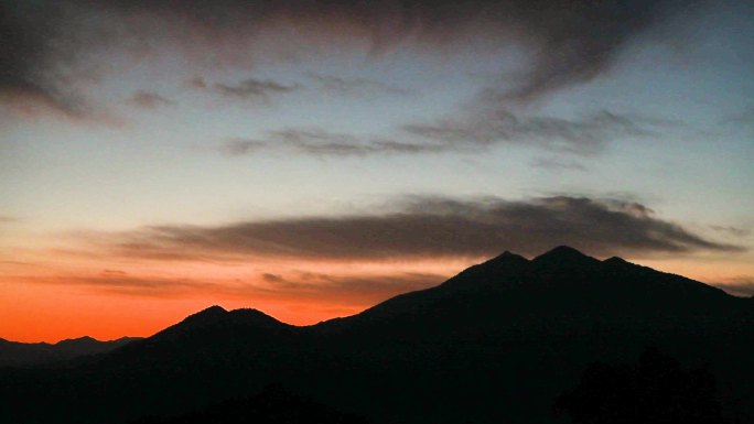 夕阳下的群山天空晚霞风景剪影