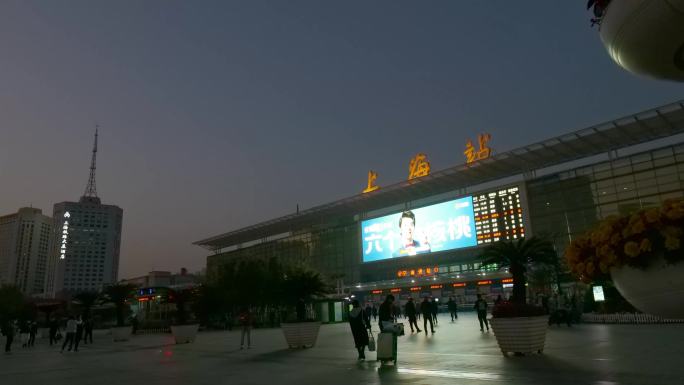 上海火车站白晚亮灯一号线地铁口人流静安区