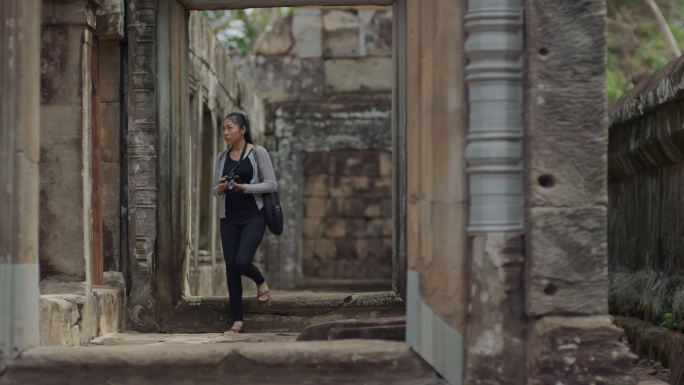 柬埔寨 吴哥窟 游客在茶胶寺游览拍照