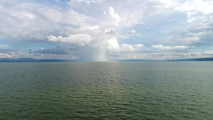 航拍湖中央的降雨