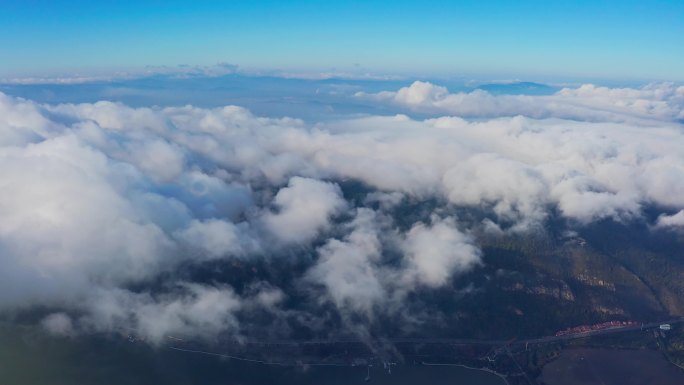 云雾中的昆明市西山公园航拍
