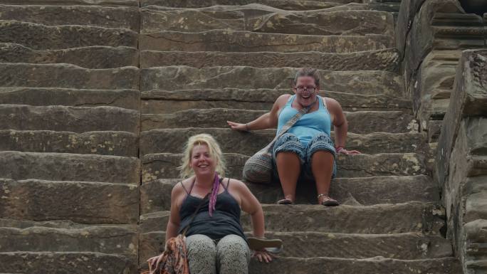 柬埔寨吴哥窟的茶胶寺 游客走台阶