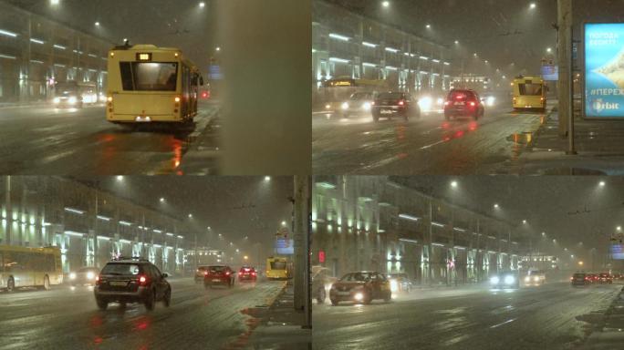 冬天夜晚城市下雪的车流街道