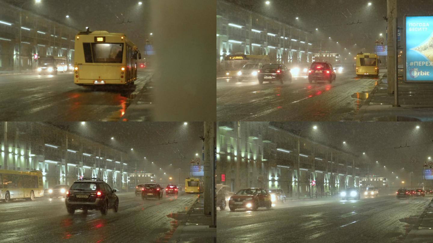冬天夜晚城市下雪的车流街道
