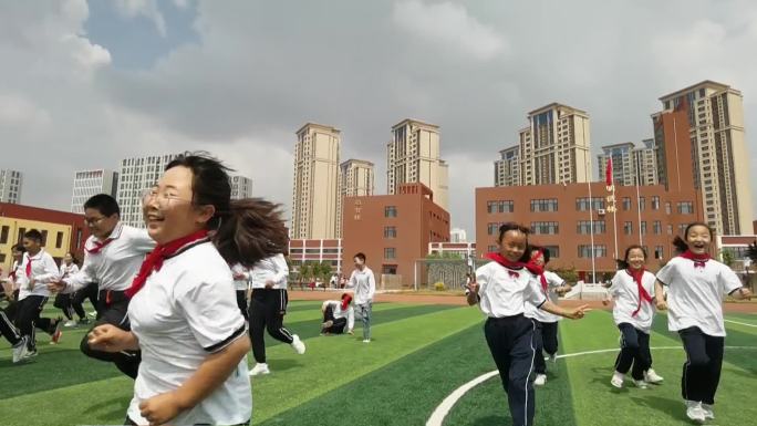 学生在操场上奔跑跑向镜头