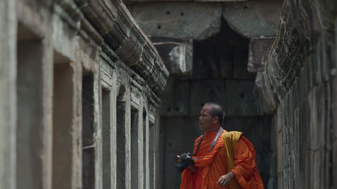 柬埔寨 吴哥窟 僧人在茶胶寺游览拍照