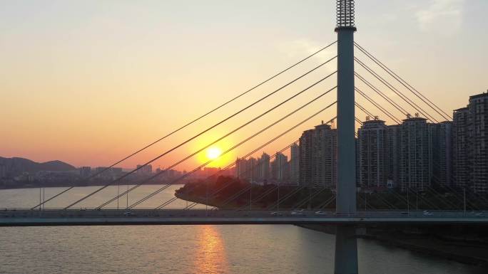 夕阳下的五象大桥