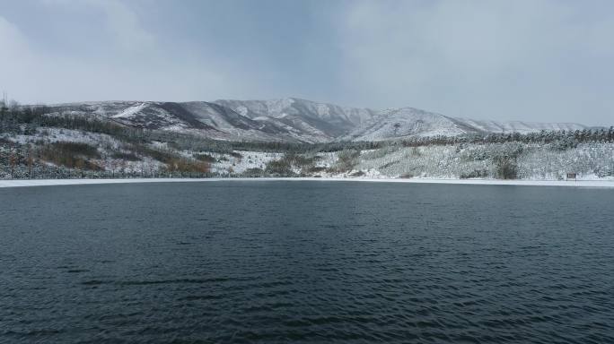 航拍雪后湖面大山