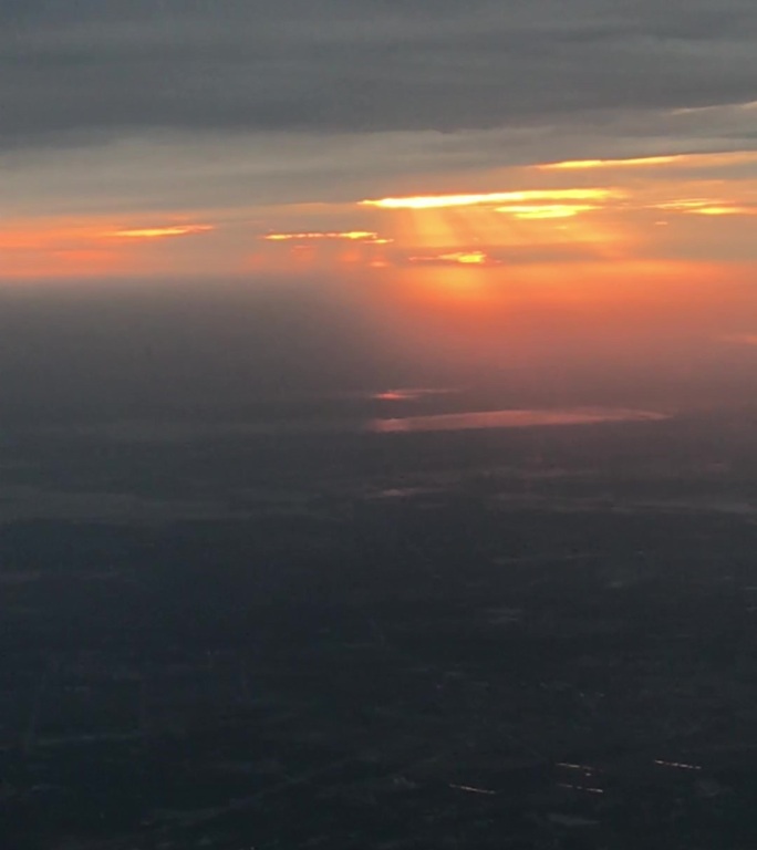 高空在云层里飞行穿越云海