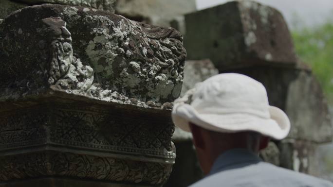 柬埔寨 吴哥窟 老人抚摸石刻