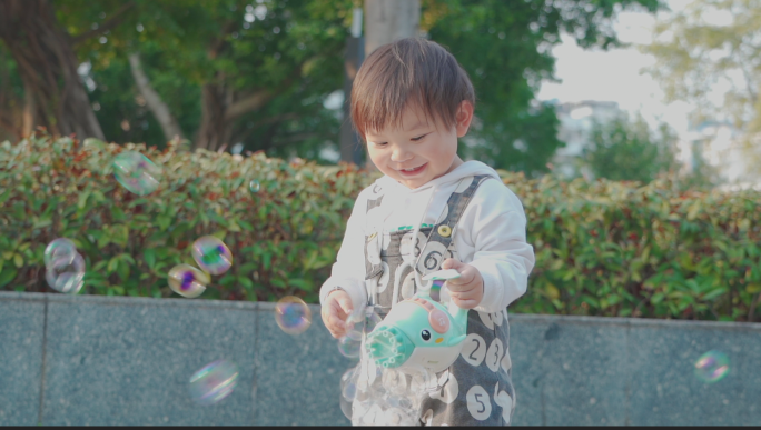 儿童玩耍/小孩子/玩泡泡机/幸福生活