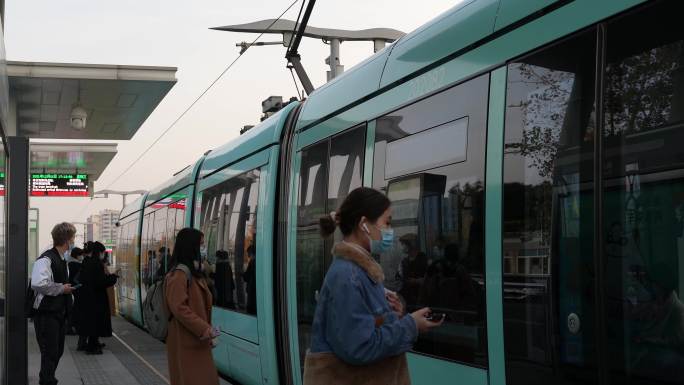 有轨电车、电车进站、乘坐电车、近远高空景