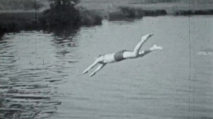 30年代小孩子玩水戏水