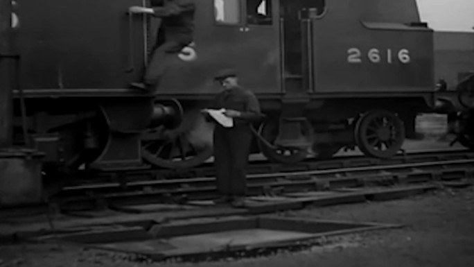 30年代蒸汽火车装水装煤