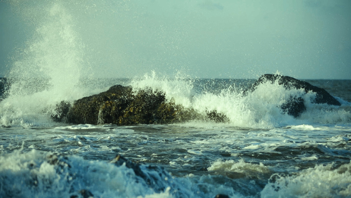 升格拍摄大海近海海浪浪花礁盘【灰片】