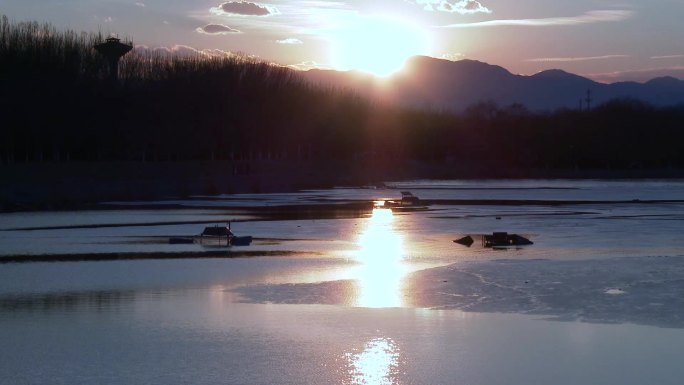 黄昏夕阳下唯美的湖面