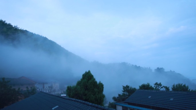 实拍清晨山间古村落大雾飘过