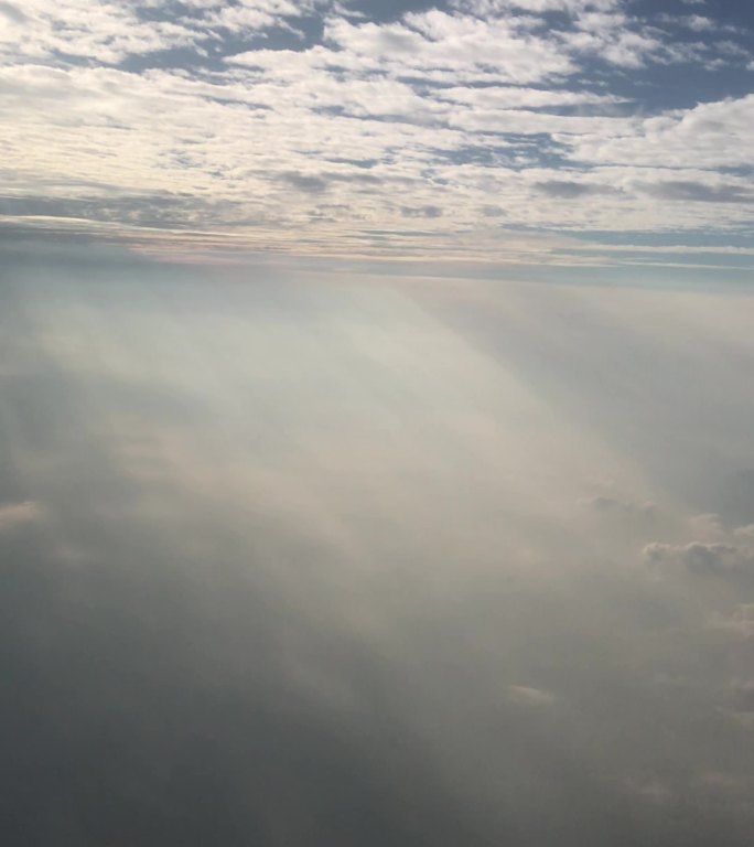 高空在云层里飞行穿越云海